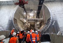 Uczestnicy wycieczki po podziemnym tunelu kolejowym w Łodzi obserwują tarczę TBM; fot. Rafał Wilgusiak